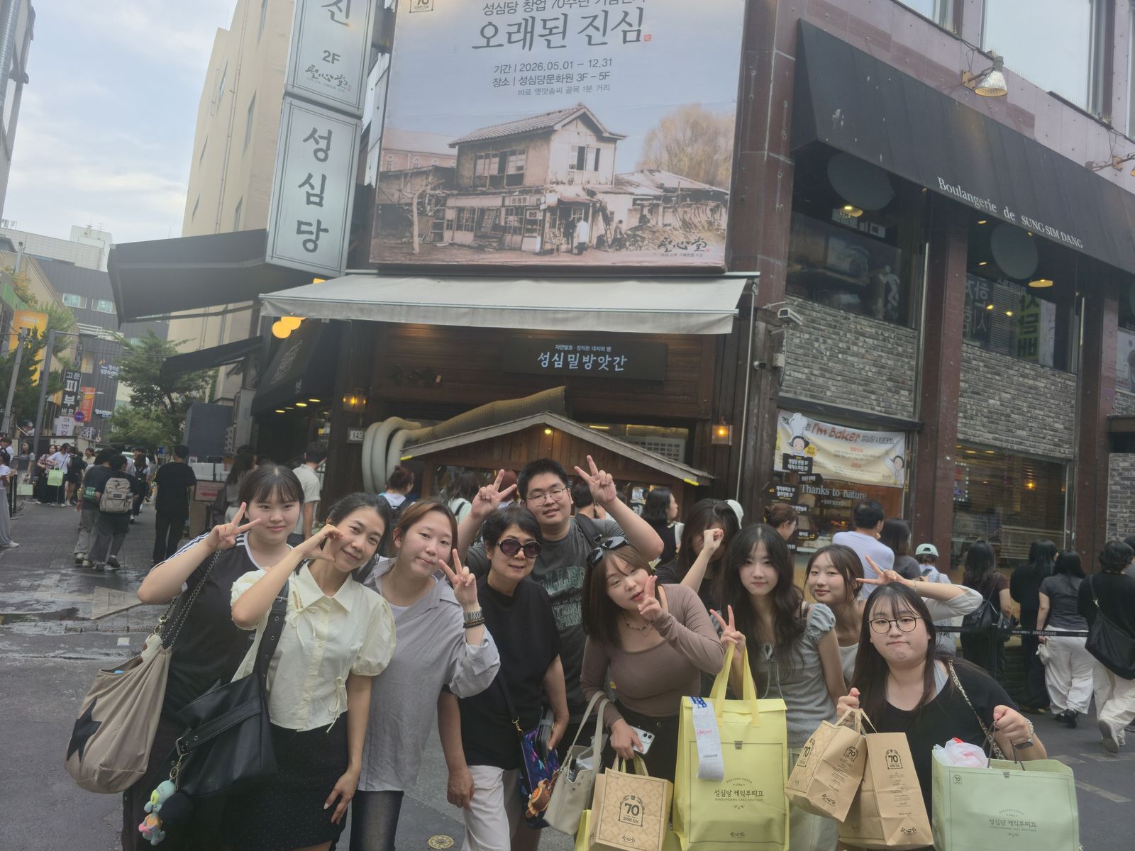 지역 탐방에서 사진을 찍는 청년들